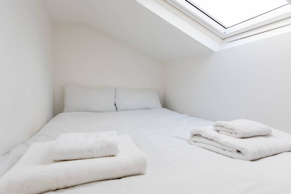 Фото Contemporary 2 Bedroom Apartment on Columbia Road