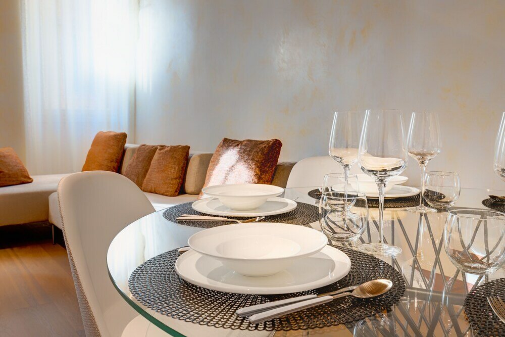 Фото 1881 Luxury Suites