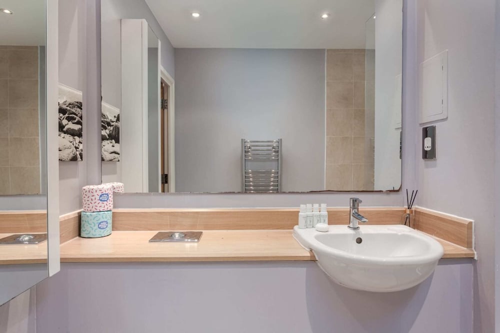 Фото Bright and Stylish Kennington Gem