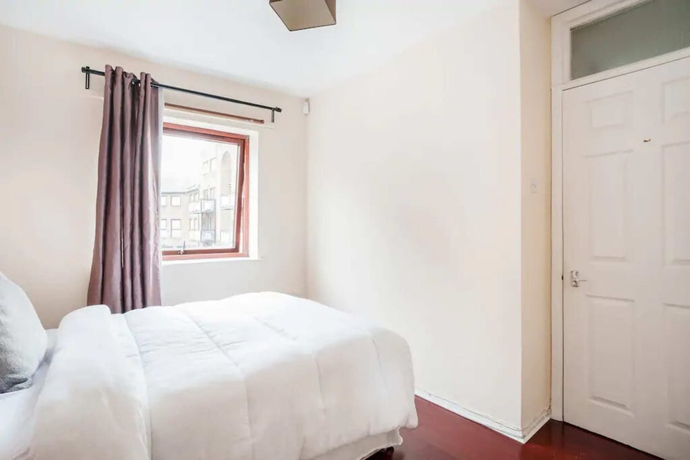 Фото Modern and Homely 2 Bedroom by Canary Wharf