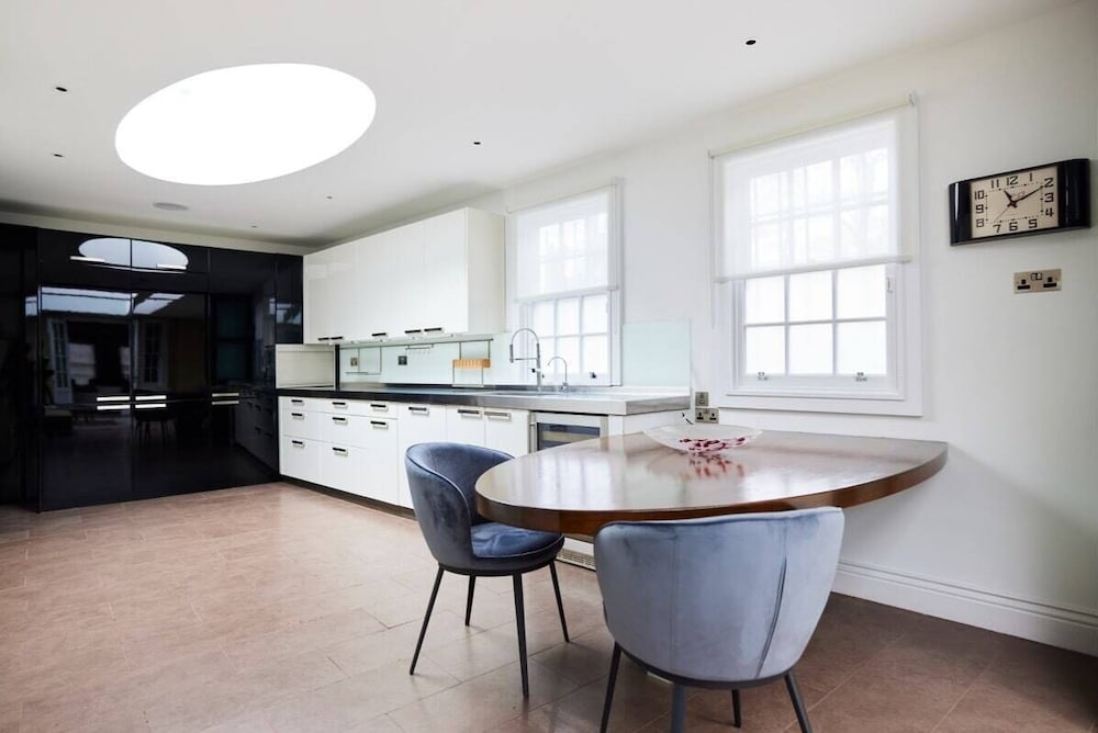 Фото The Chelsea Escape - Spacious 5bdr Flat With Garden
