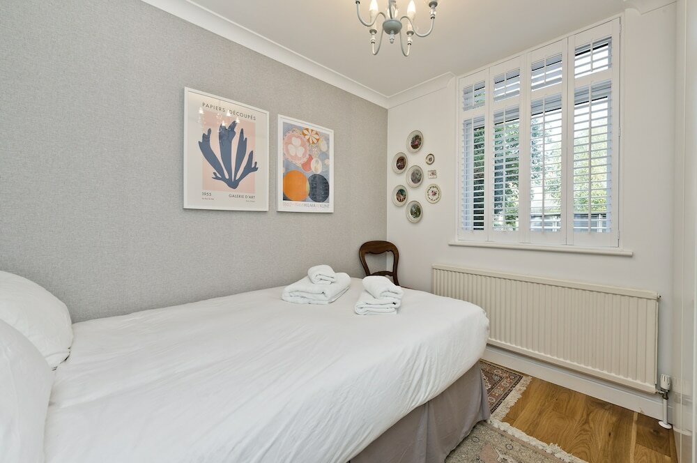 Фото Botanical Bliss Near Kew Gardens by Underthedoormat