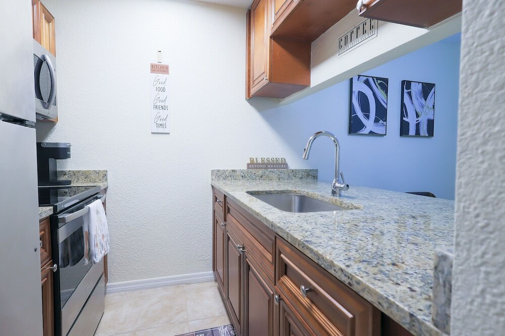 Фото Saint Joseph Suites Down Town Tampa