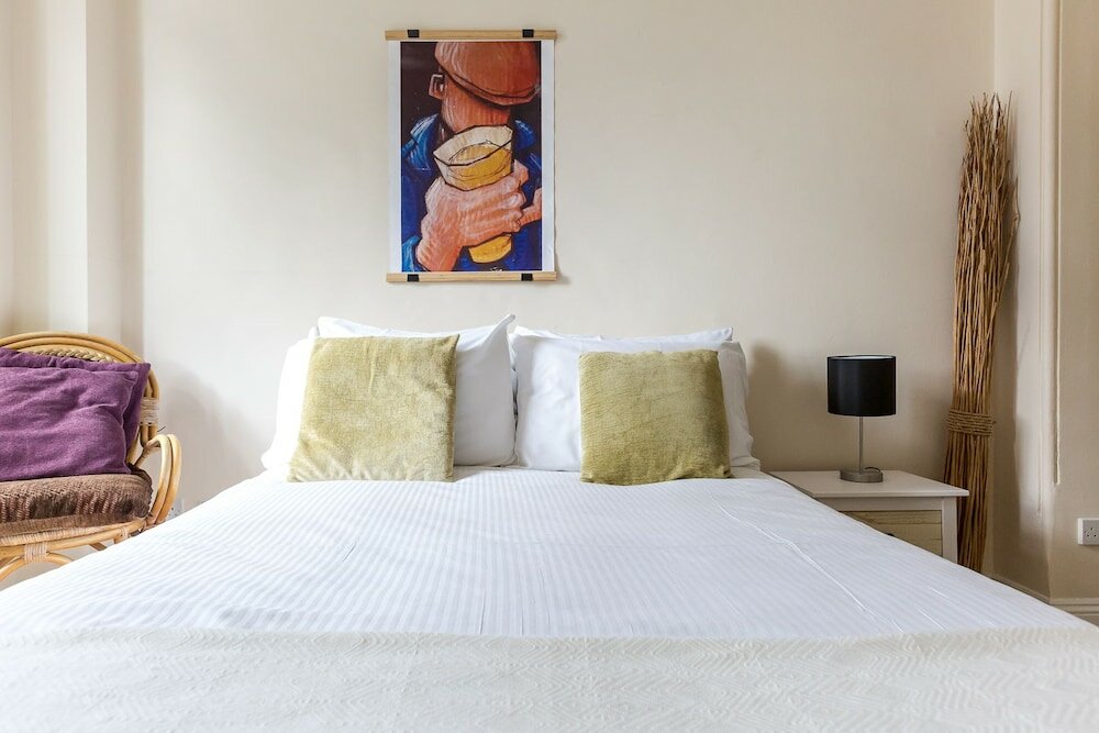 Фото Bright Two Br Period Apartment in Whitechapel