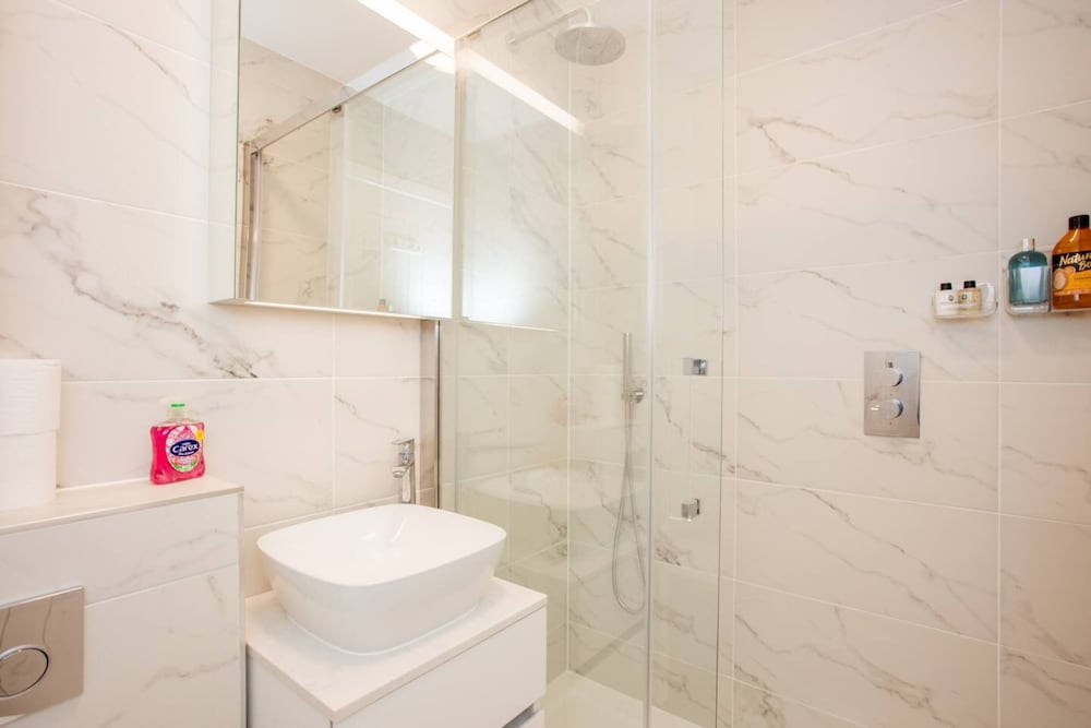 Фото Designer 2 Bedroom Apartment in West London