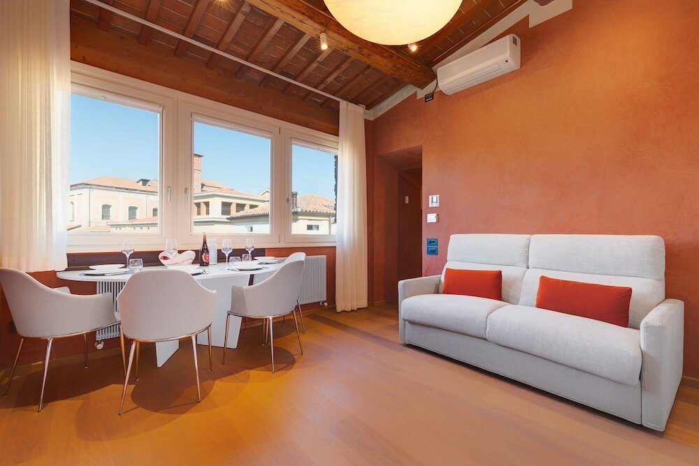 Фото 1881 Luxury Suites