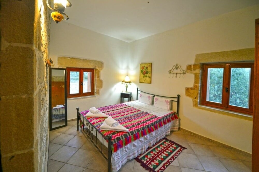 Фото Picturesque Traditional Stone House