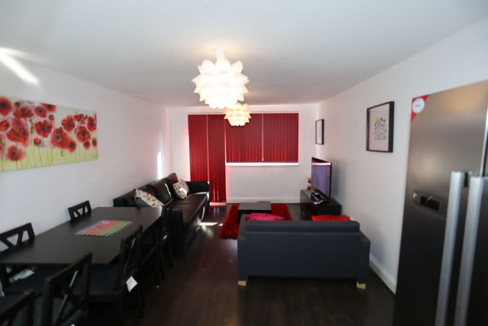 Фото Beautiful 3 Beds House - Thamesmead