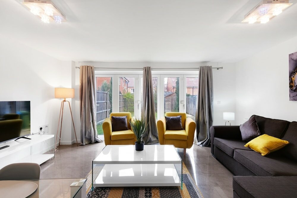 Фото Lindsey Serviced 4 Bedroom 2 Bath house