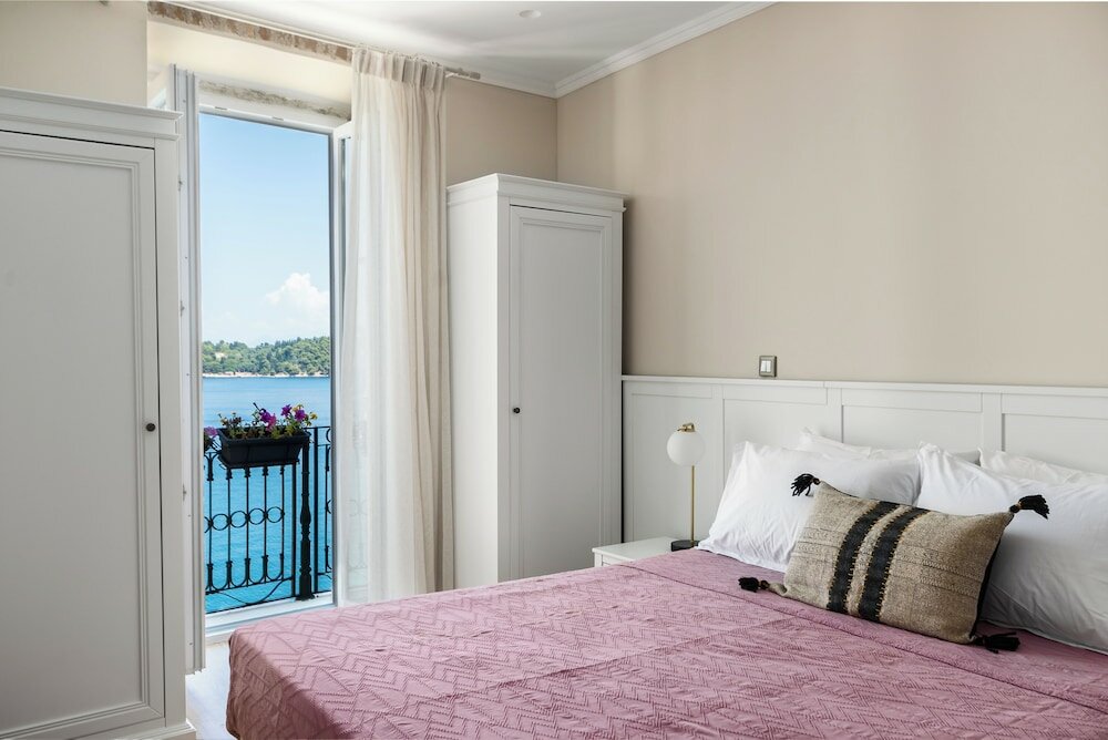 Фото Mouragia Luxury Seaview Suite by Konnect