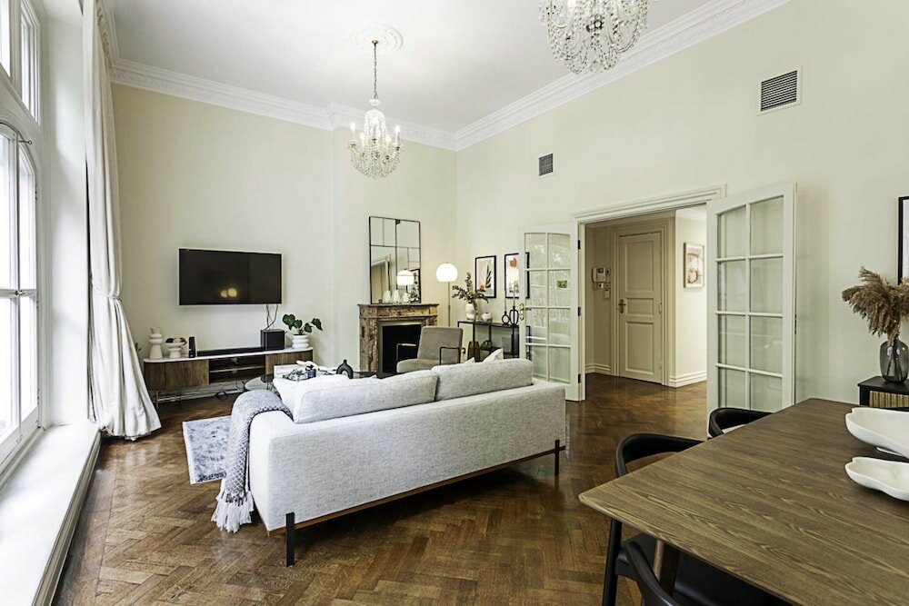 Фото Lovely, Stylish Two-bedroom Kensington Home