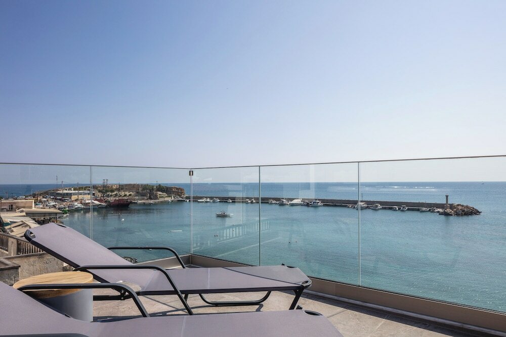 Фото Skipper Beachfront Suites