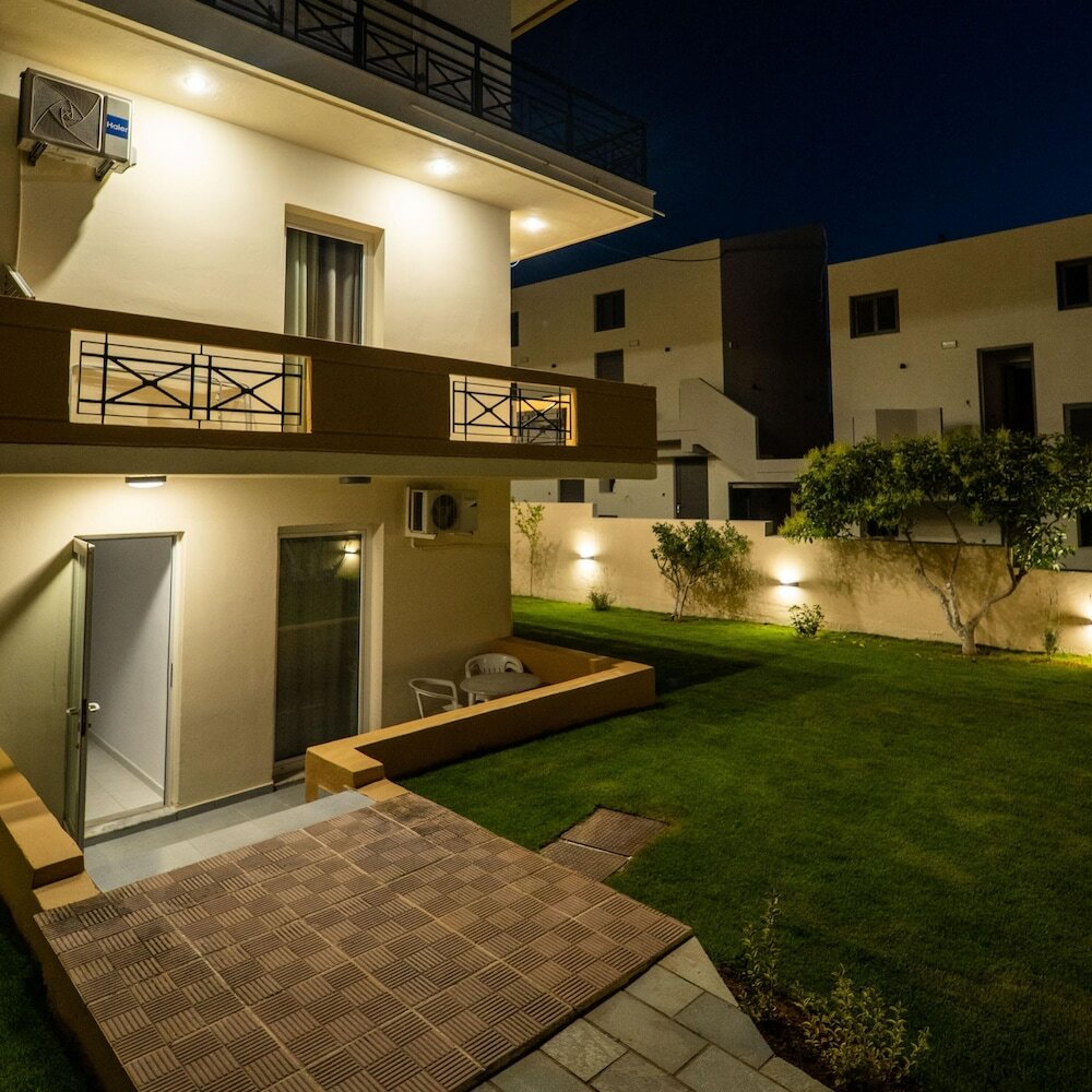 Фото Manos Beachside Apartments