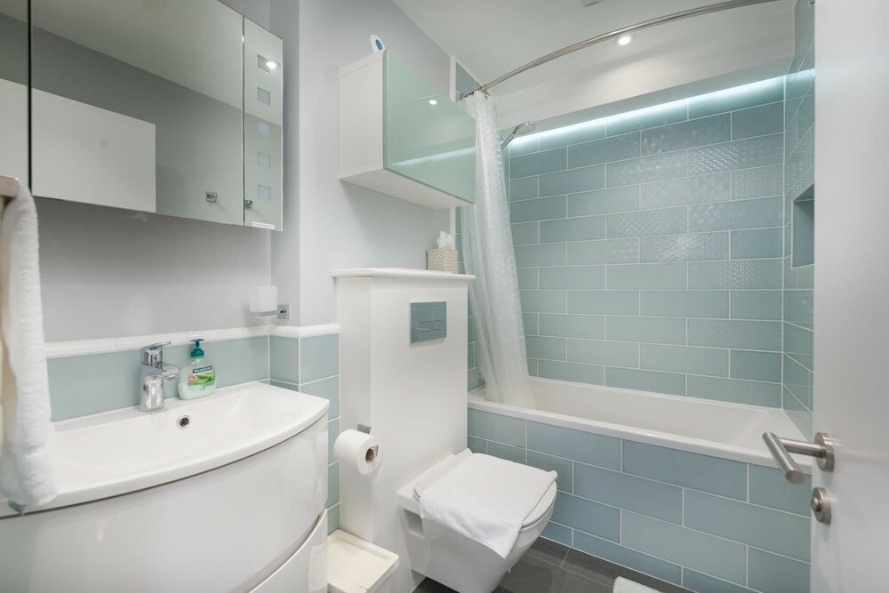 Фото Attractive Apartment With Private Patio in Fashionable Fulham by Underthedoormat