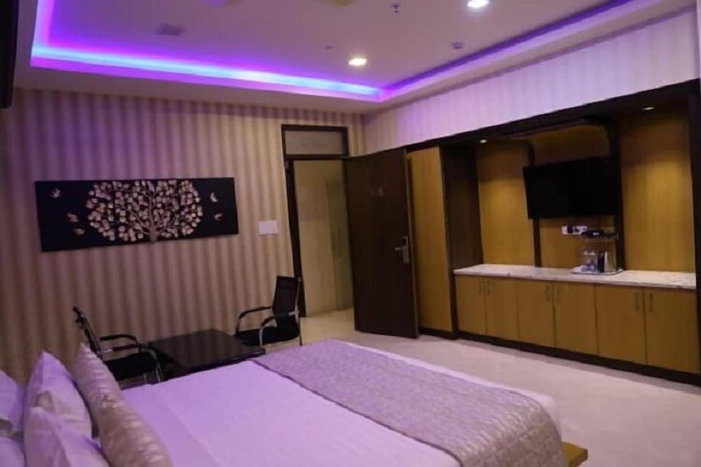 Фото Iroomz Hotel Sr Grand