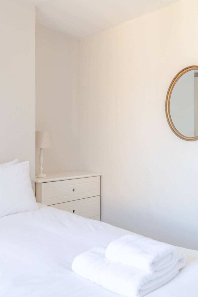 Фото Charming 2 Bedroom Home in West London