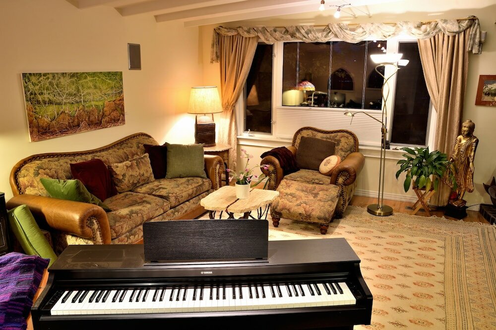 Фото Mediterranean Edmonton BnB