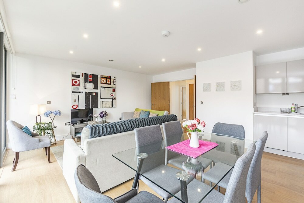 Фото Stunning Brand New Westminster Apartment