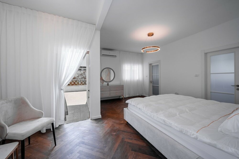 Фото Spacious 4bd House w Pool in Hezliya