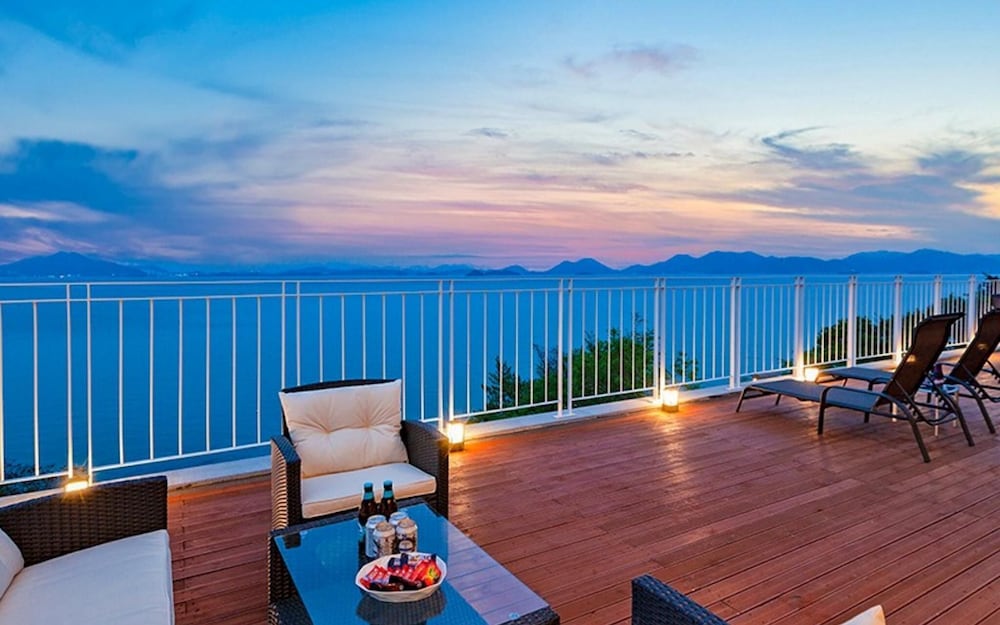 Фото Yeosu Marine Terrace Poolvilla