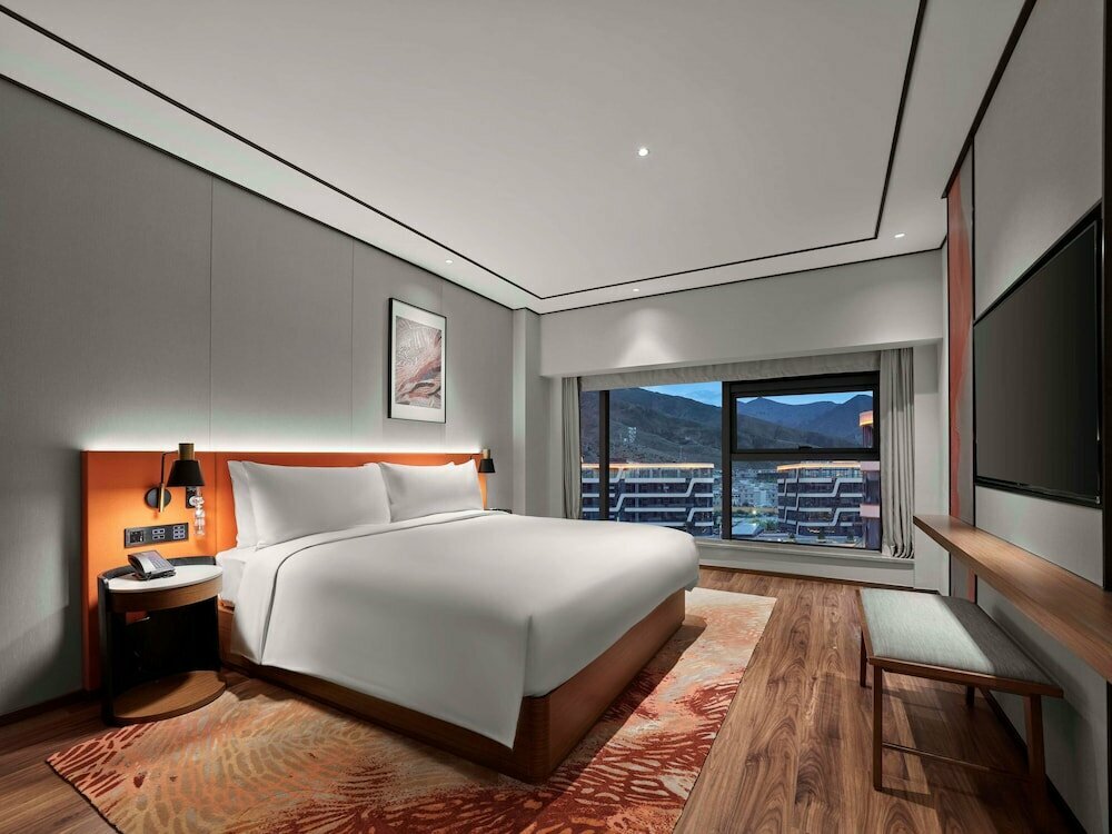 Hotel Hilton Garden Inn Lhasa, Tibet Autonomous Region, photo