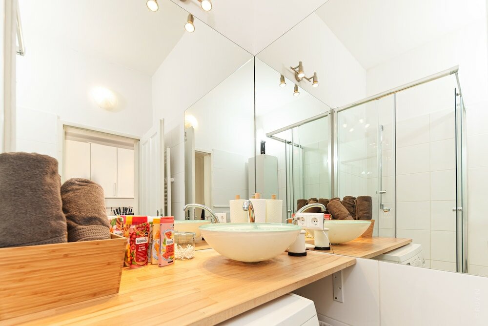 Фото Luxurious and Bright, 5 min walk to city center