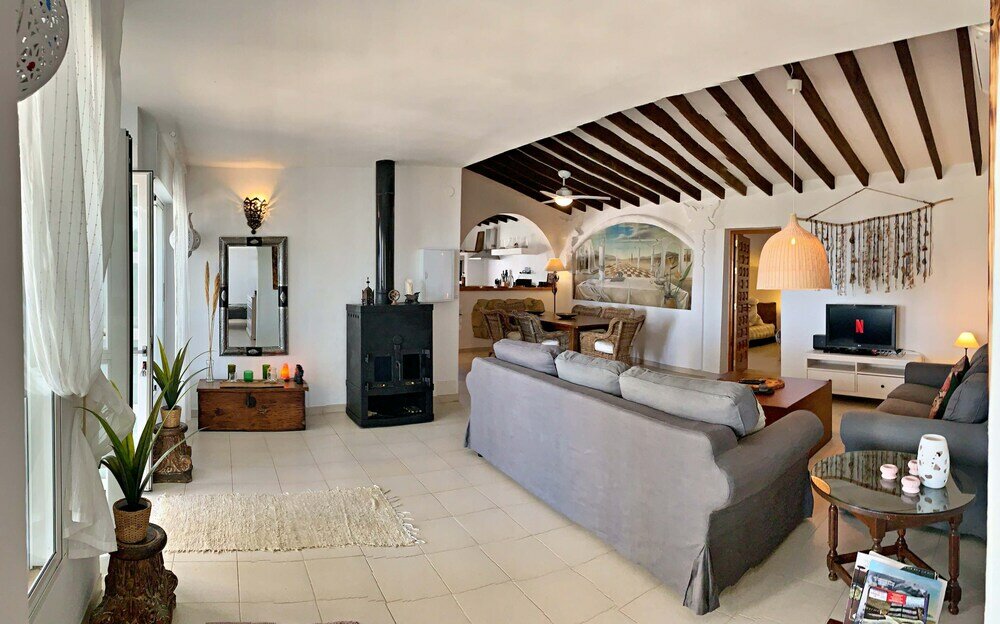 Фото Private, Bright, Spacious House with Pool & Hot Tub