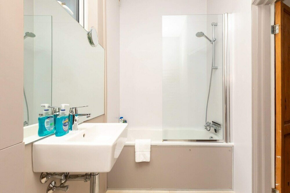 Фото Modern & Beautifully-lit 1 Bedroom Flat, Sheperd's Bush!