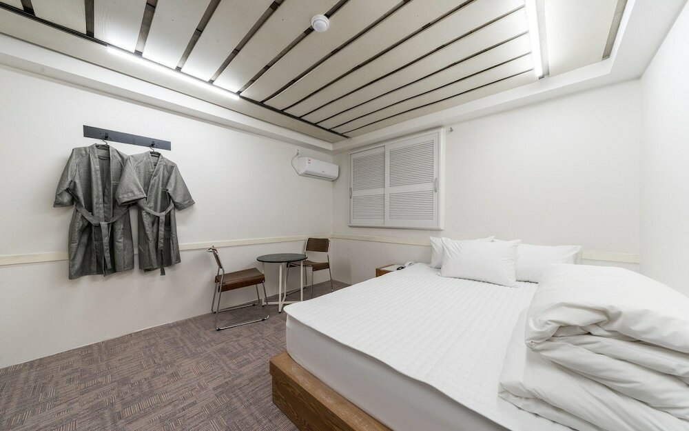 Фото Busan Daeyeondong Hotel With