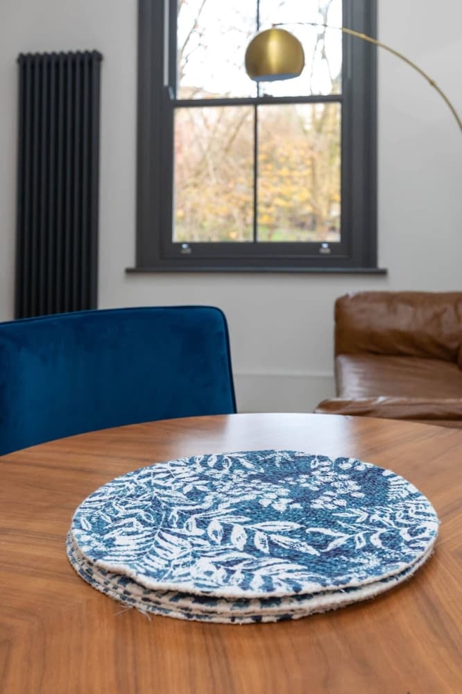 Фото Contemporary 2 Bedroom Apartment on Columbia Road