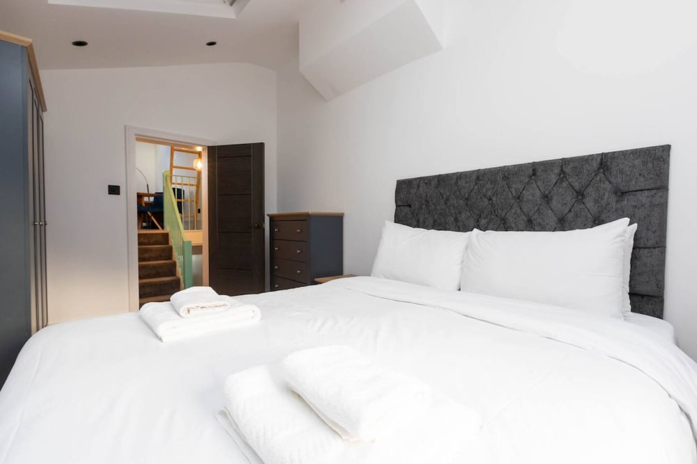 Фото Contemporary 2 Bedroom Apartment on Columbia Road