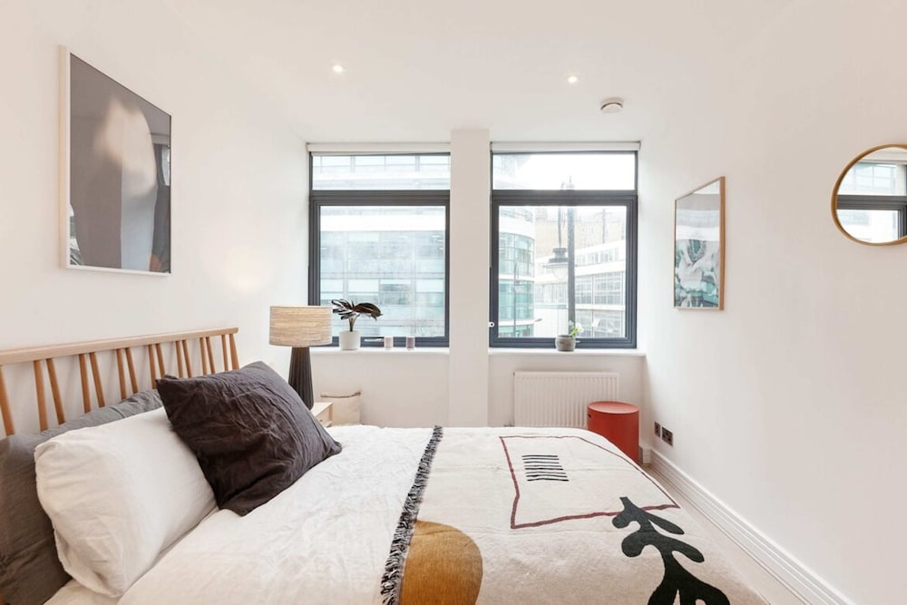 Фото Designer 2 Bedroom Apartment in Holborn