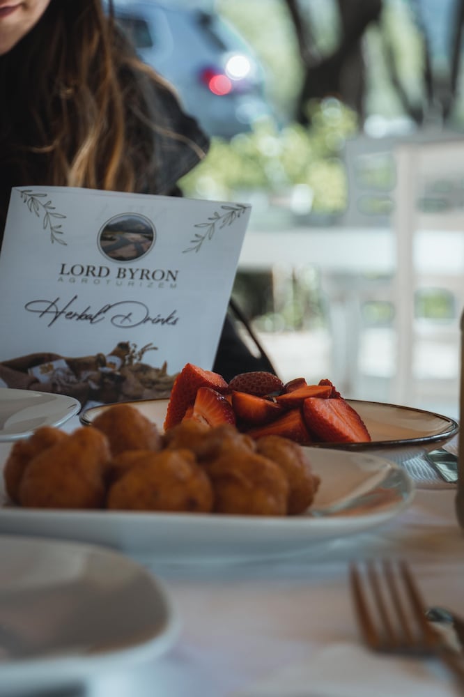 Фото Lord Byron Guesthouse