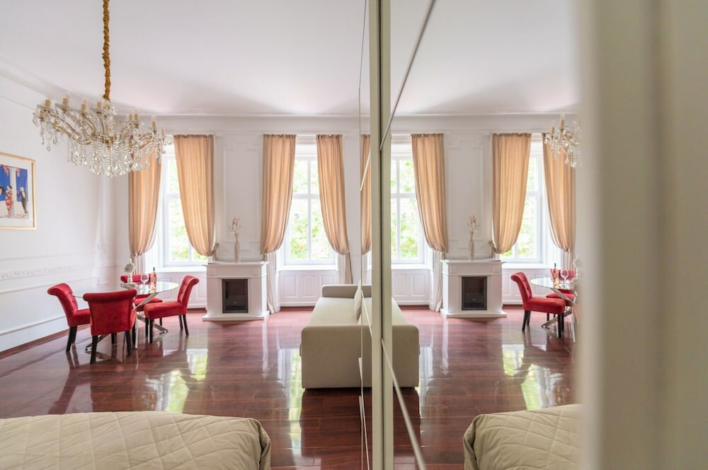 Фото Music Academy Bedroom Suite Café Vian Apartman Kft