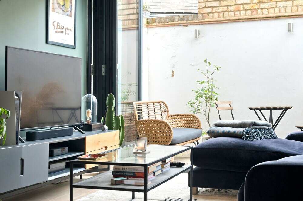 Фото Contemporary Flat With Private Patio in Primrose Hill by UnderTheDoormat