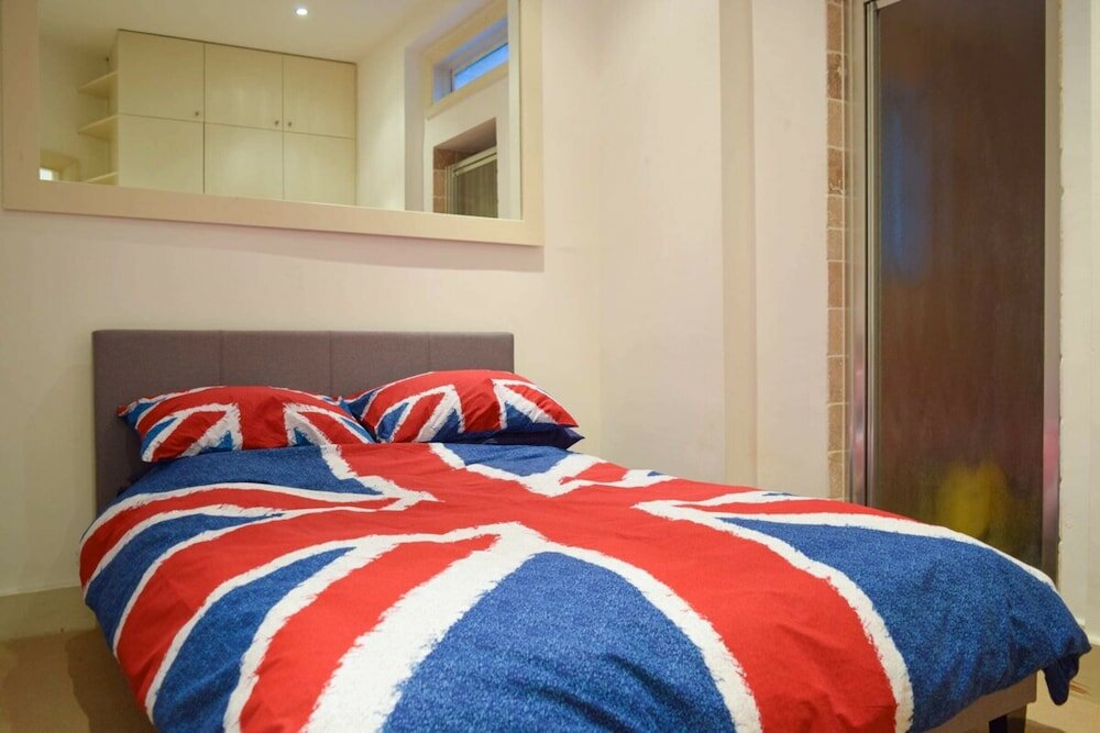 Фото Pleasant, Intimate Flat With Backyard in Battersea