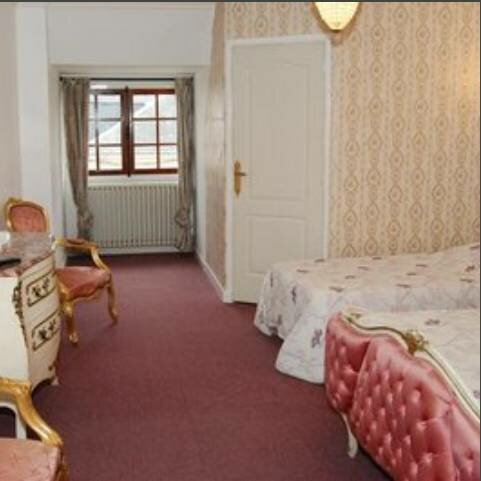Гостиница Hôtel de l'Ecu в Сент-Аман-Монтроне