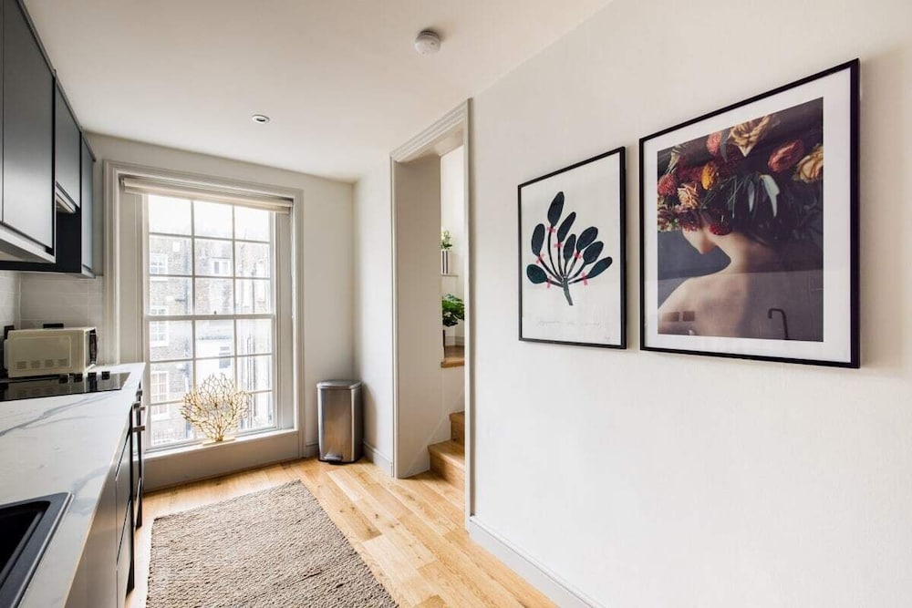 Фото The Escalier Mews - Stunning 3bdr Mews Home Flooded with Natural Light