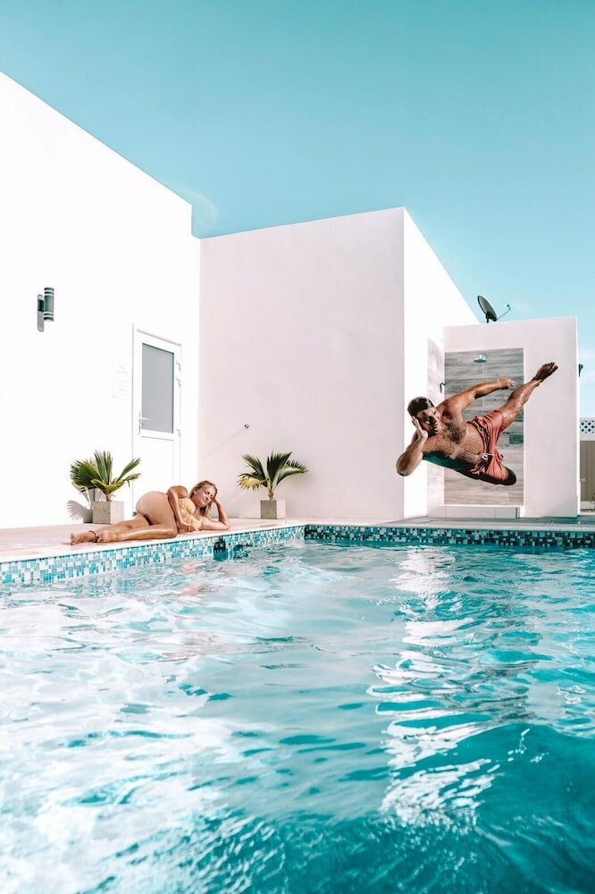 Фото The Palm Leaf Apartments