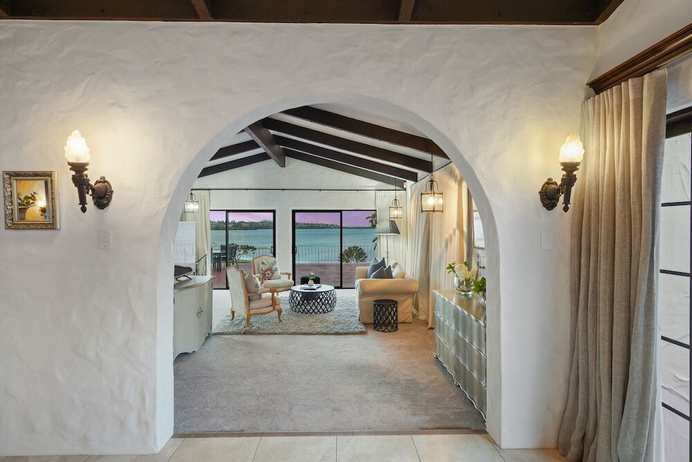 Фото Magnificent Beachfront Mansion - Pool