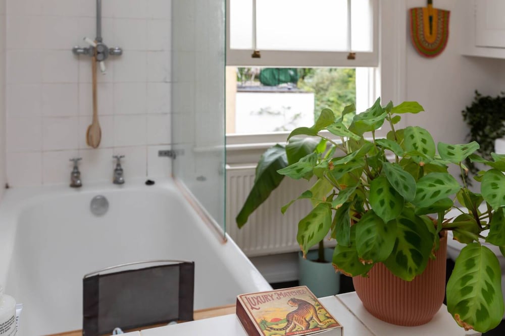 Фото Beautiful 2 Bedroom Townhouse With Garden in Kentish Town