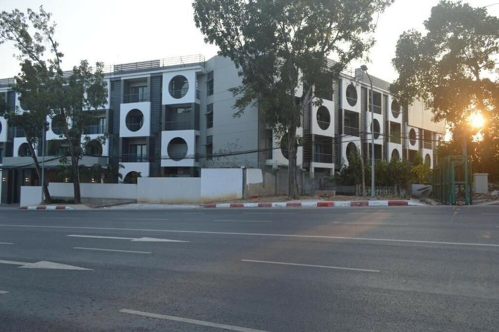 Фото Airport Avenue Hotel