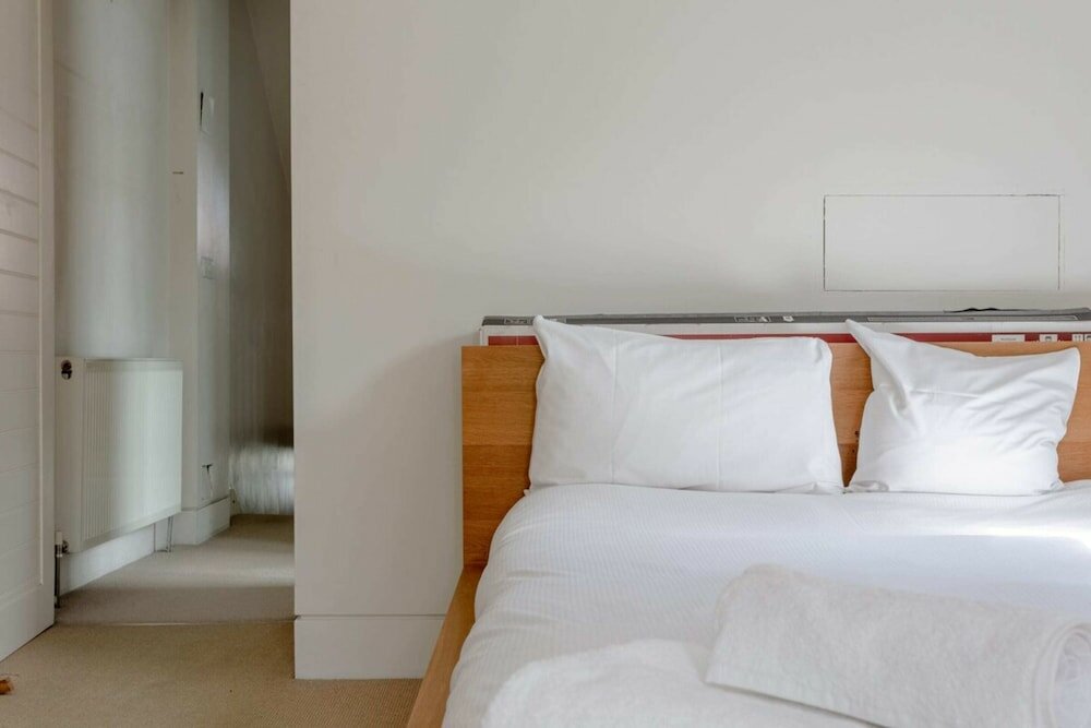 Фото Large Modern Maisonette in Southfields