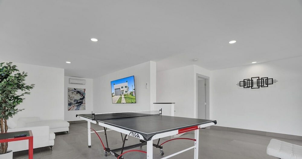 Фото 3-storey Home with Beautiful Lake View