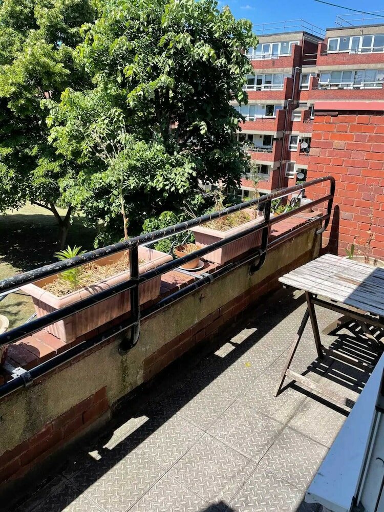 Фото Spacious 3 Bedroom Apartment in Battersea With Terrace