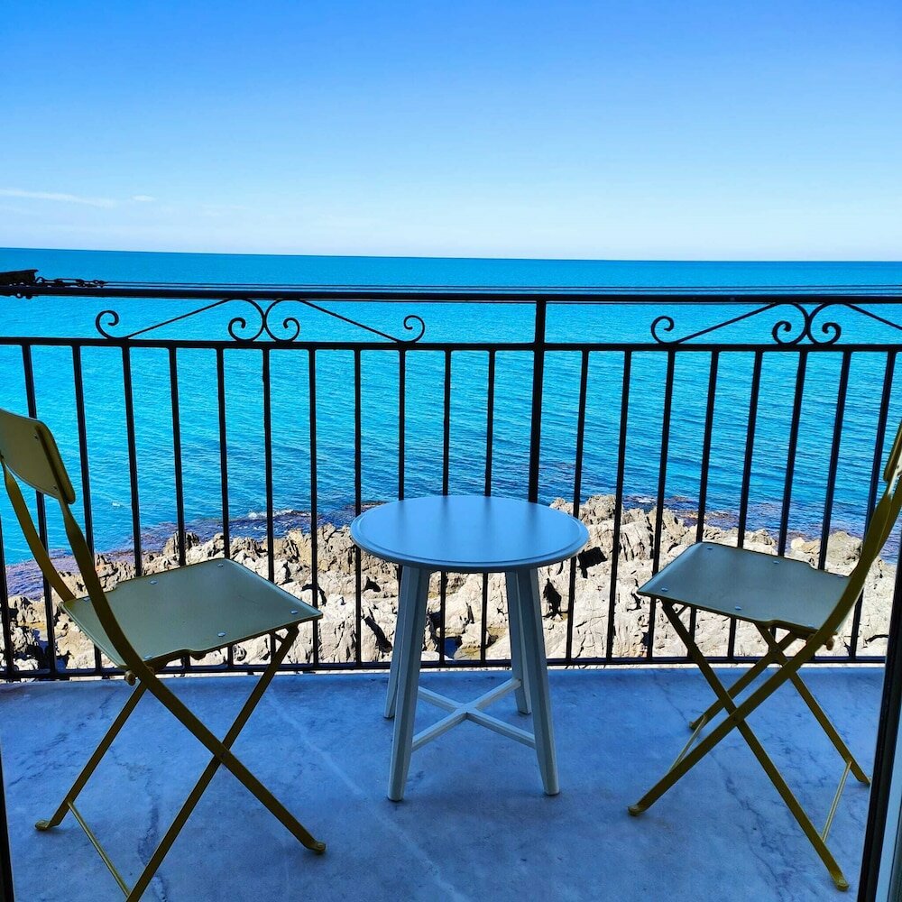 Фото Central Room With Balcony And Amazing Sea View