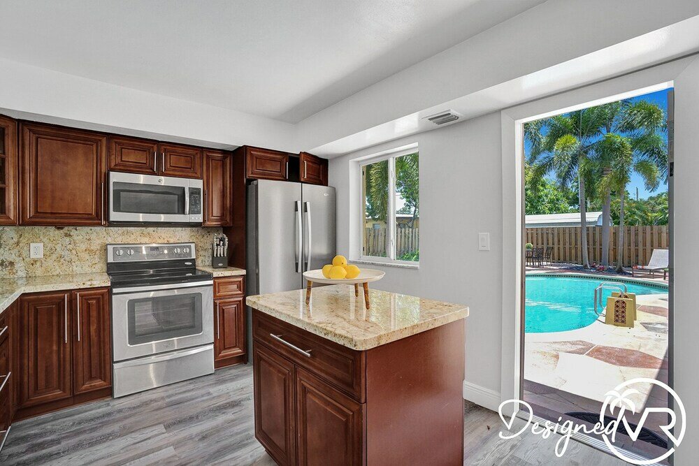 Фото Beautiful 4 Br with Private Heated Pool