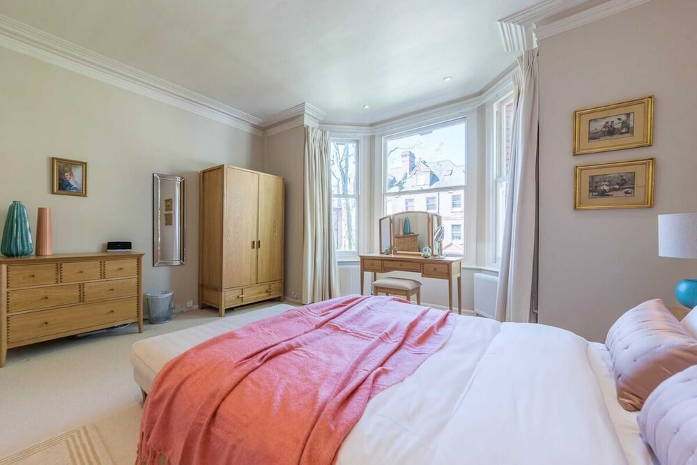 Фото Homely 2 Bedroom Victorian Apartment in Hampstead