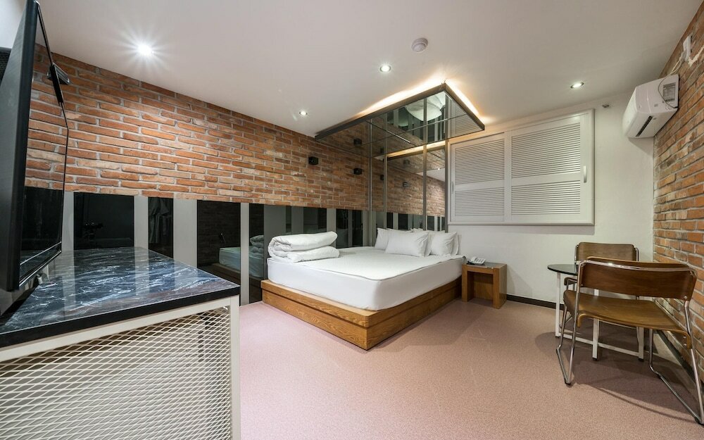 Фото Busan Daeyeondong Hotel With