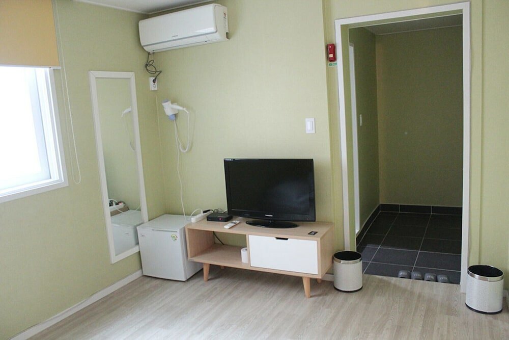 Фото Yeosu Hi and J Guest House